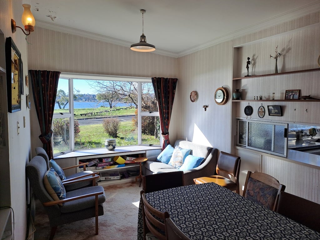 Classic Kiwi Bach - Great Location By The Lake