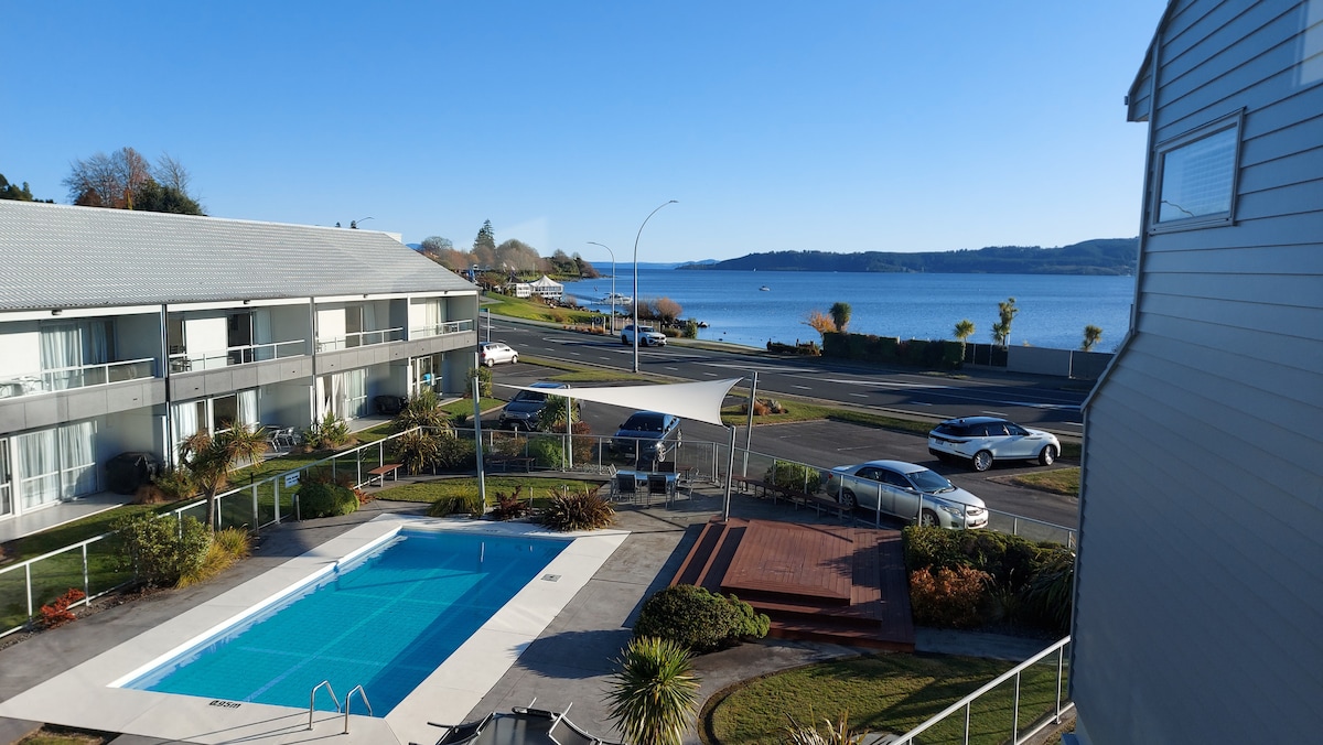 Modern Two Bedroom Apartment Great Location