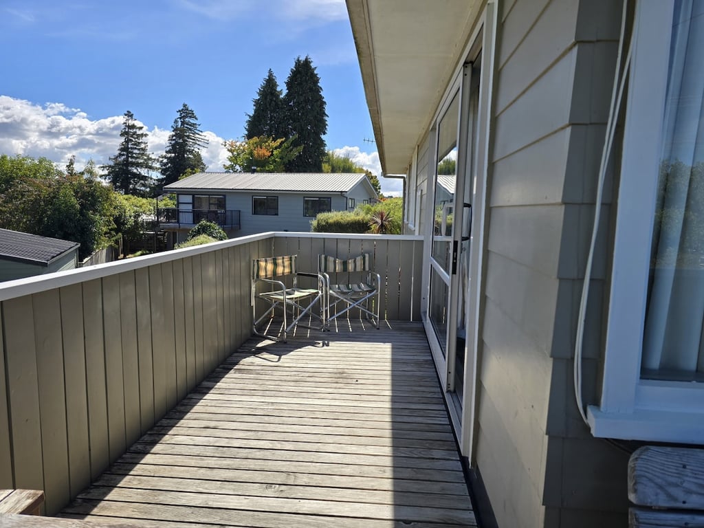 Pencarrow Lodge - Classic Kiwi Bach Close To Lake