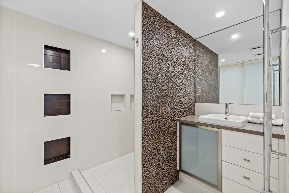 3 Bedroom, Ocean Views, 3 Queen Beds