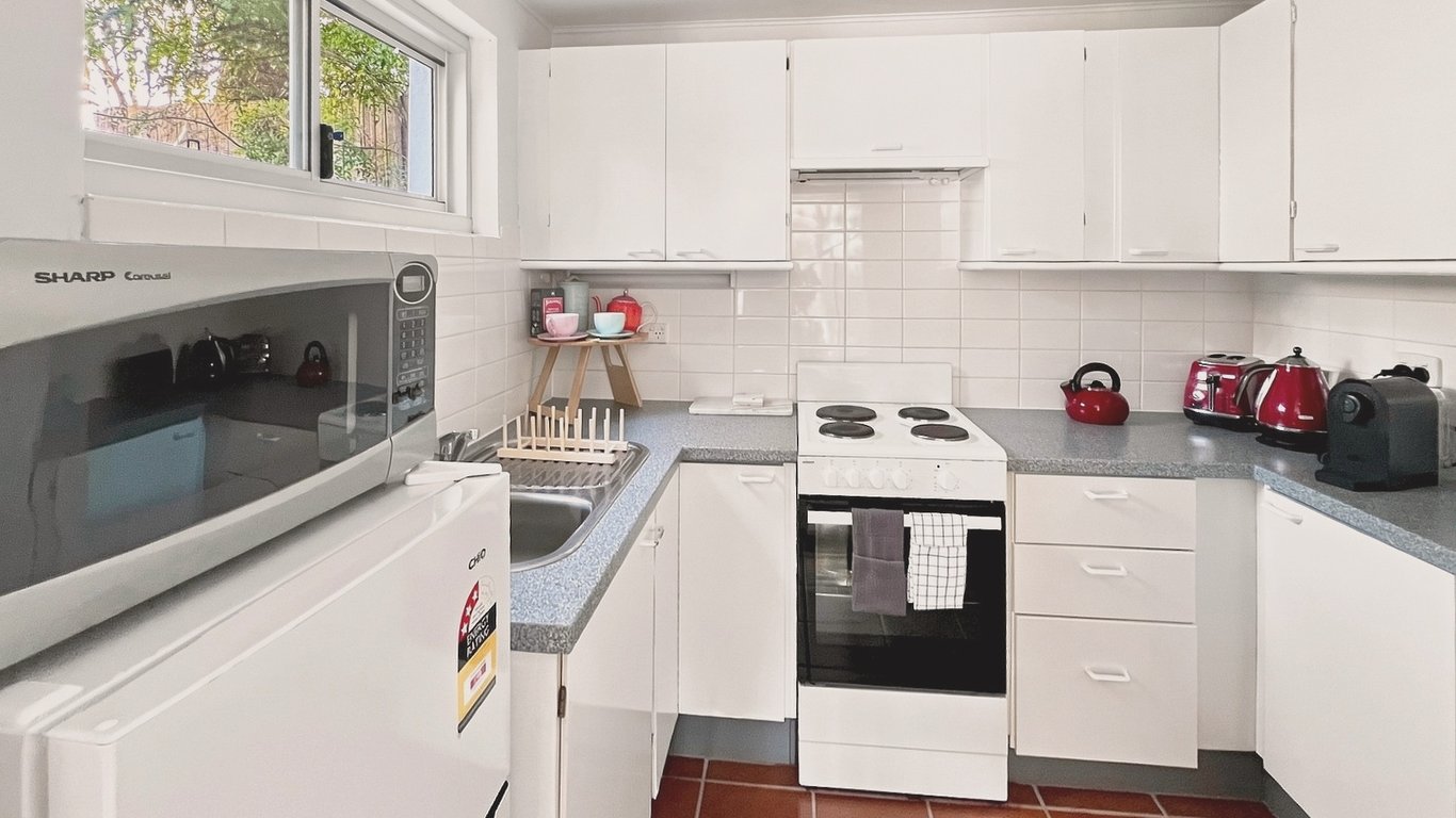 EST11 - Balmoral Breeze | Leafy 2-Bed Duplex Garden Apartment Near the Beach
