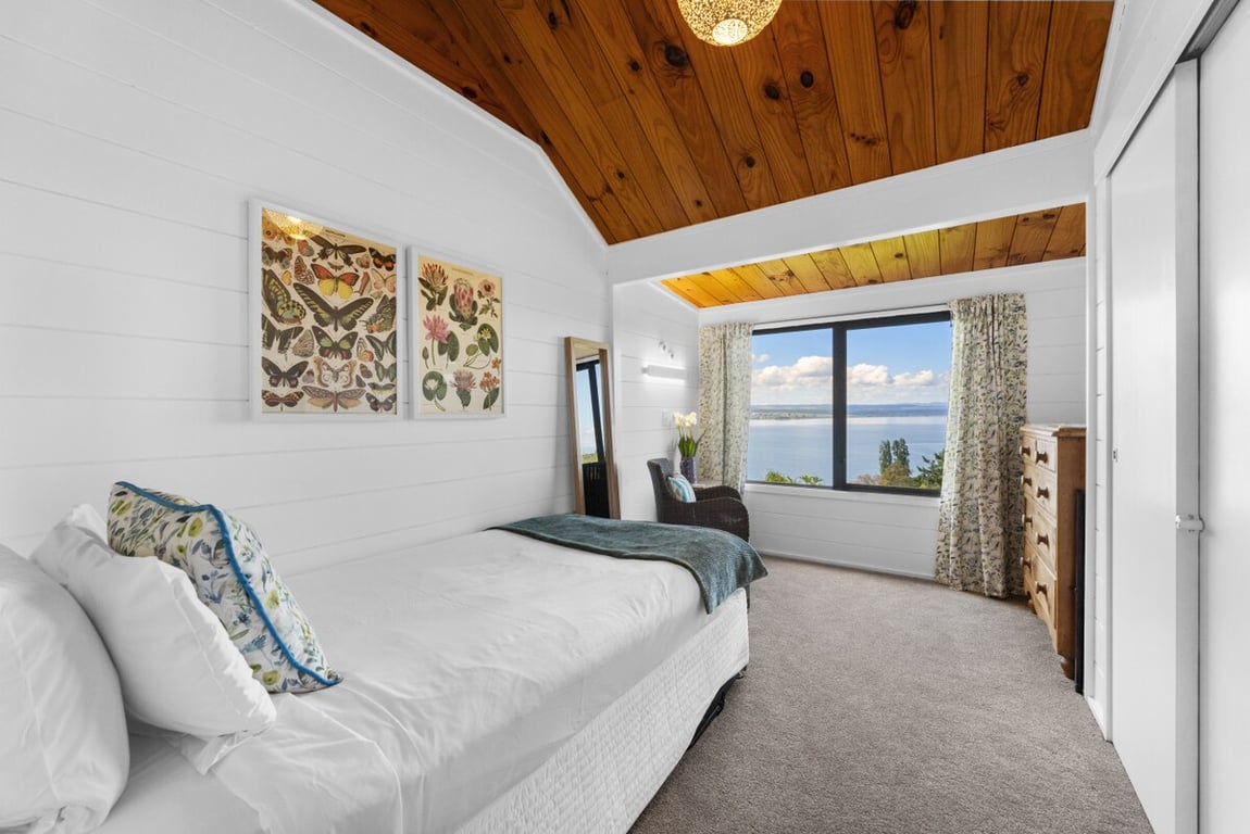Acacia Cottage - Lake Views & Laid-Back Living