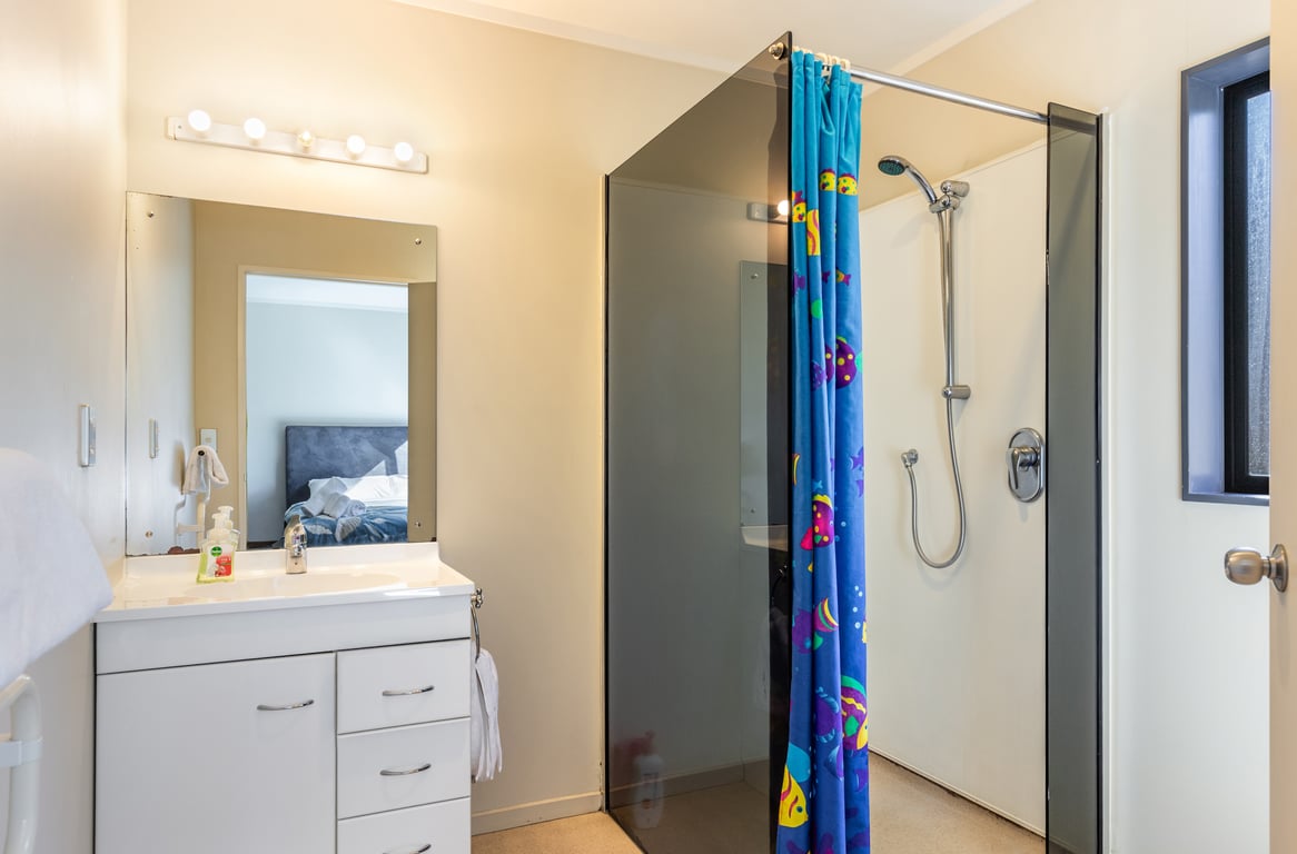 Hawai Holiday House - Large Family Bach - Wi-Fi