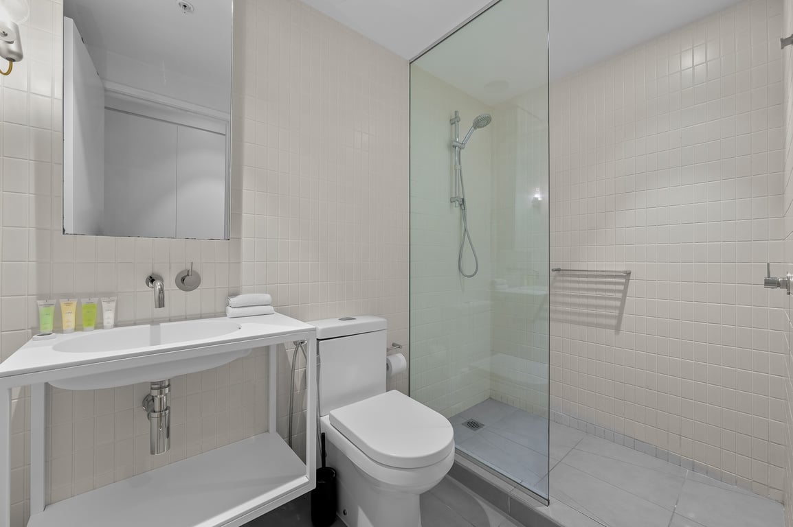 Unwind with Beautiful Albert Park and Hobsons Bay Views! 2 Bedrooms | 2 Bathrooms | Free Parking