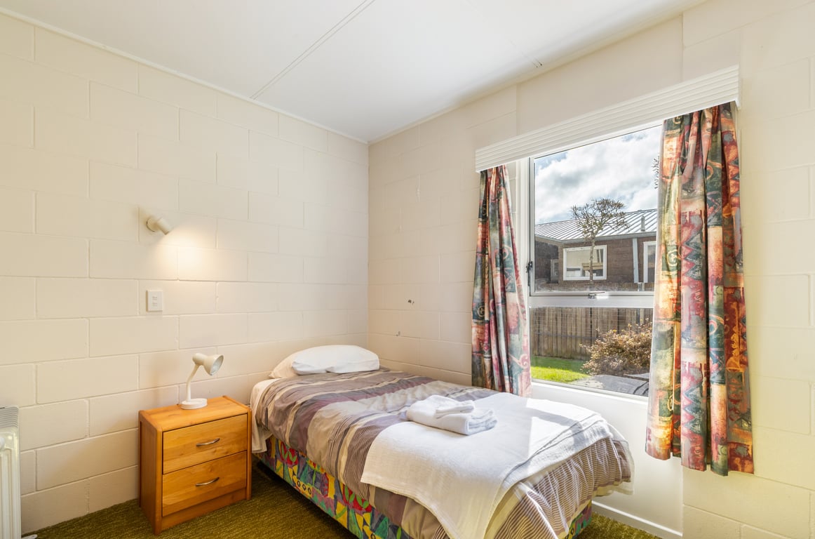 Classic Kiwi Bach By The Lake – Family Friendly In Five Mile Bay