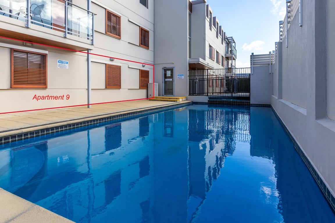 Central Stylish Apartment - Walk To Lake Shops & Cafes