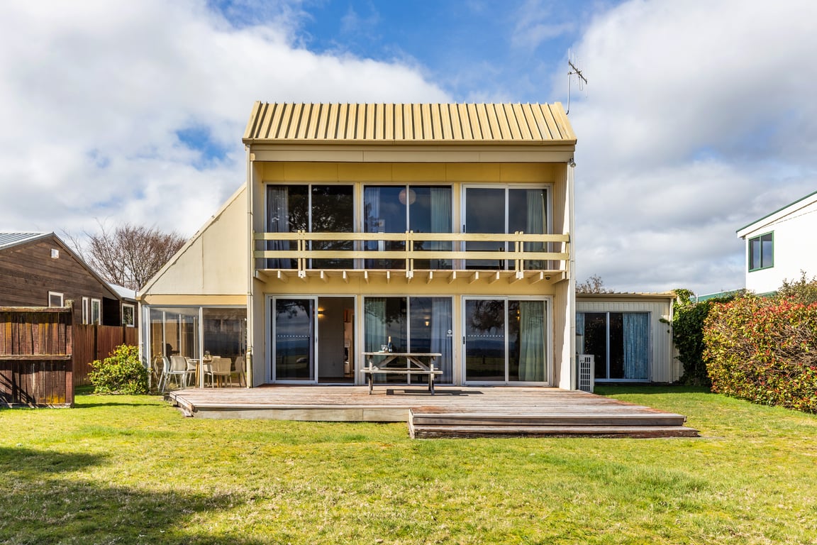 Classic Kiwi Bach By The Lake – Family Friendly In Five Mile Bay