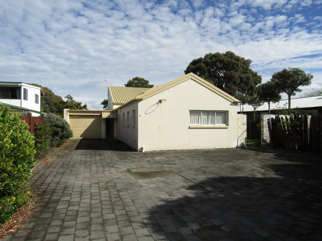 Classic Kiwi Bach By The Lake – Family Friendly In Five Mile Bay