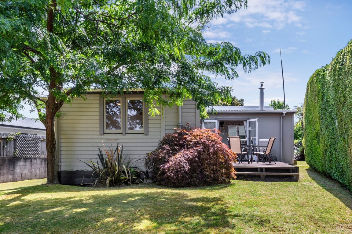 Plum Tree Retreat - Centrally Located Cottage