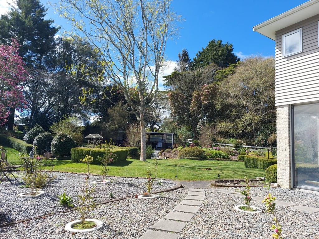 Whakaroa Retreat - Spacious Garden Getaway Near Taupo