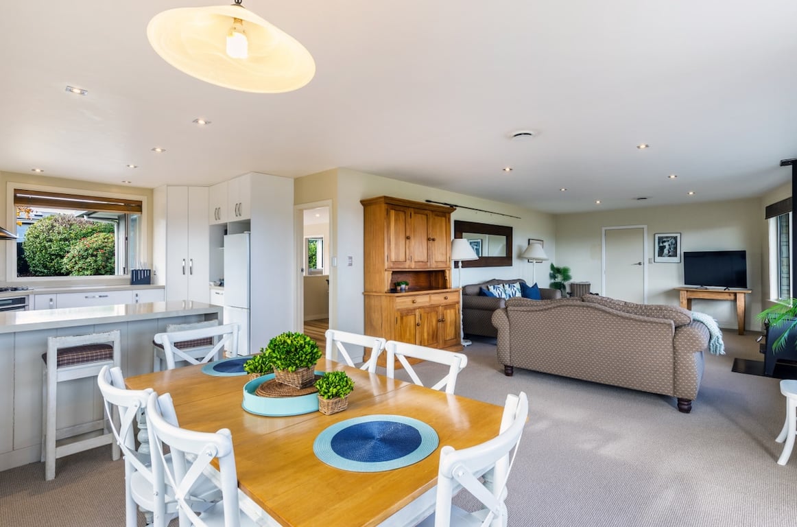 Great Lake Getaway - Your Spacious Taupo Retreat