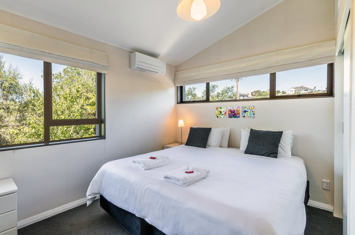Riverside Villa - Spacious Stunning Location