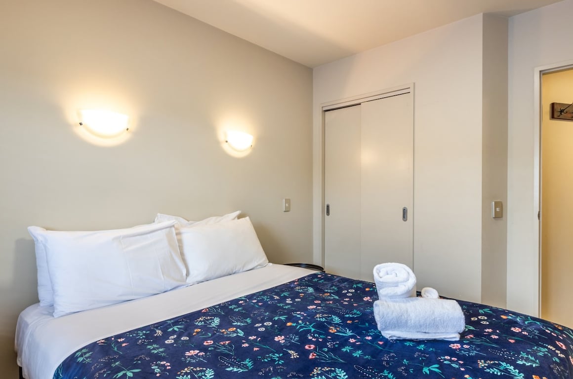 Central Stylish Apartment - Walk To Lake Shops & Cafes