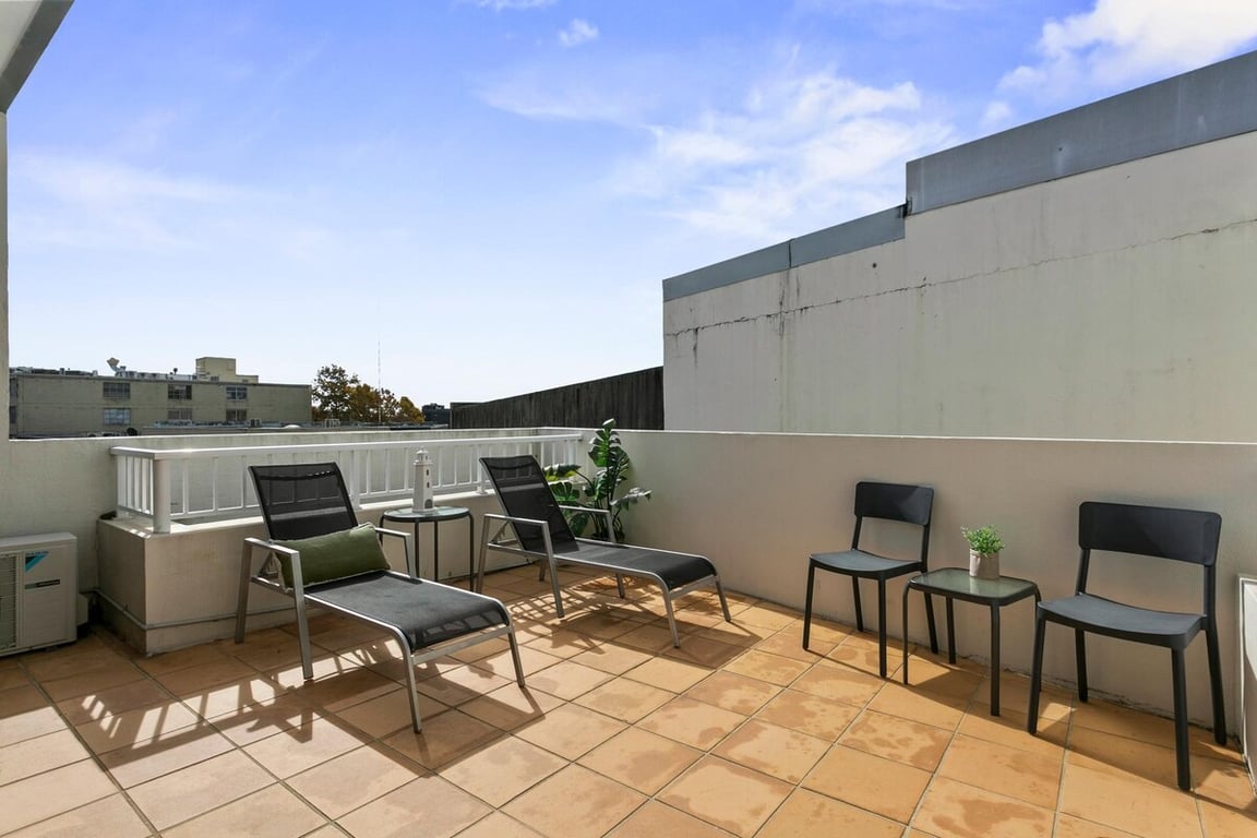SANT4 - Crows Nest Comfort | Laidback Living With Terrace