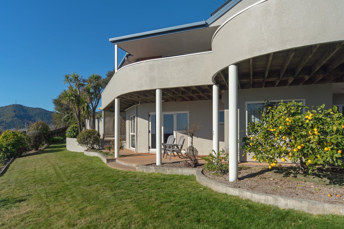 Sunny Bayview Retreat