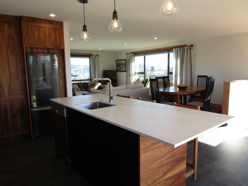 Grace Crescent - Large And Modern Family Home
