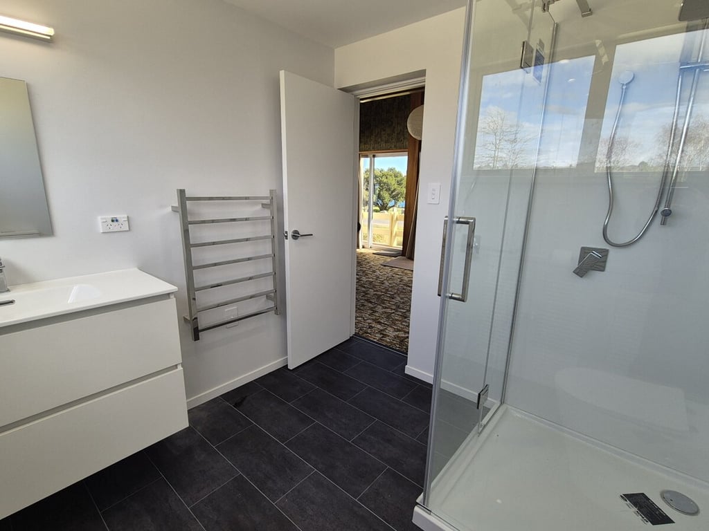 Classic Kiwi Bach By The Lake – Family Friendly In Five Mile Bay