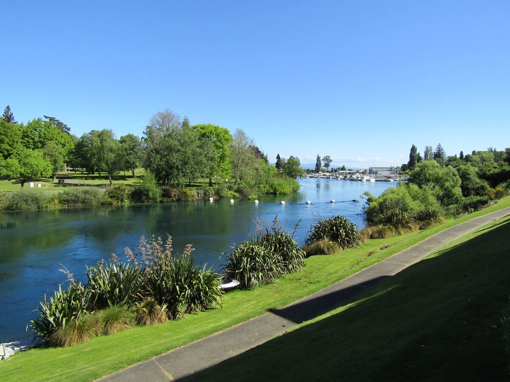 Modern Riverside Apartment - Stunning Views