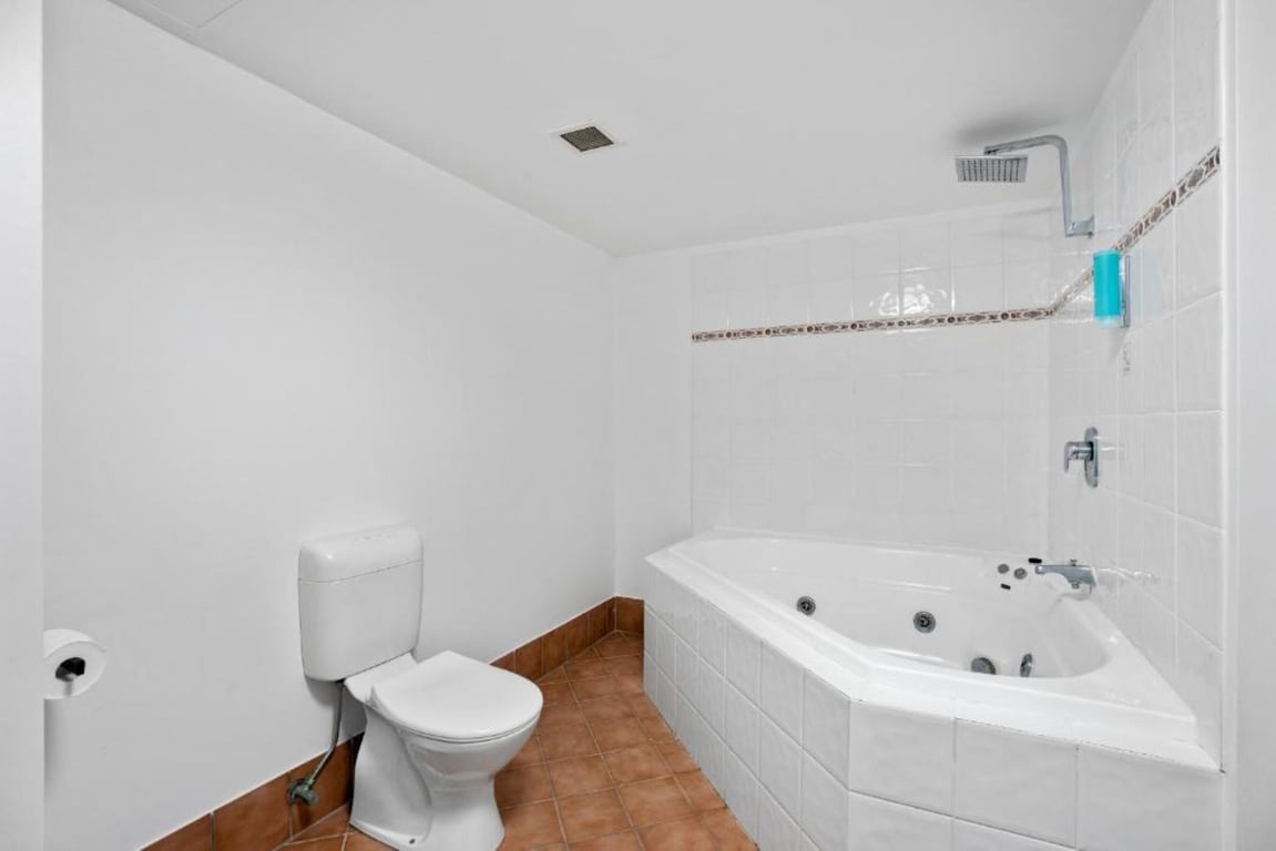 GC 500 Track View - Spa Room