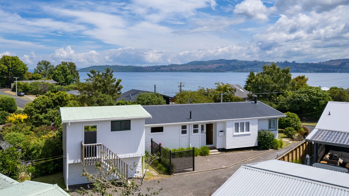 Radiant Rainbow Point Retreat - Walk To The Lake