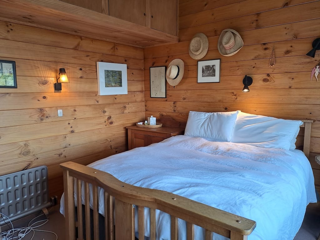 Beach Magic - Large Lakeside Home With Wi-Fi