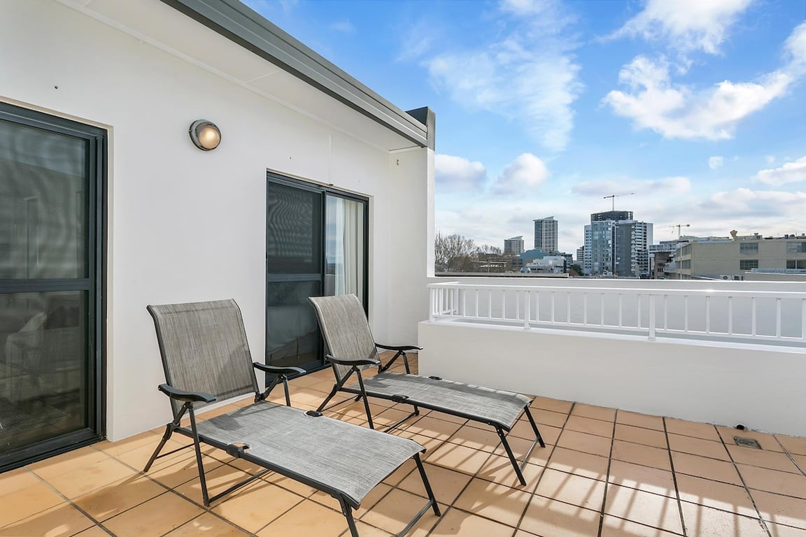 SANT4 - Crows Nest Comfort | Laidback Living With Terrace