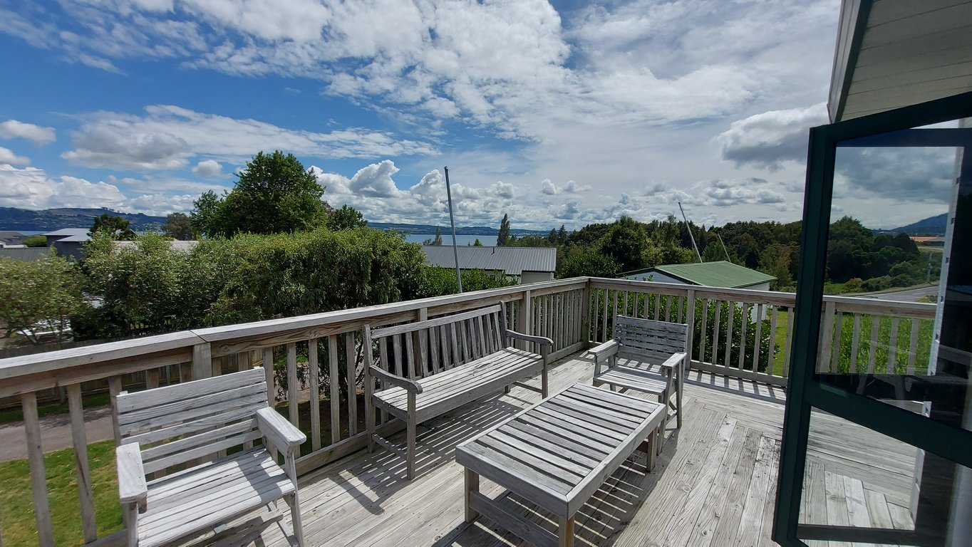 The Lake House - Wharewaka Point Bach