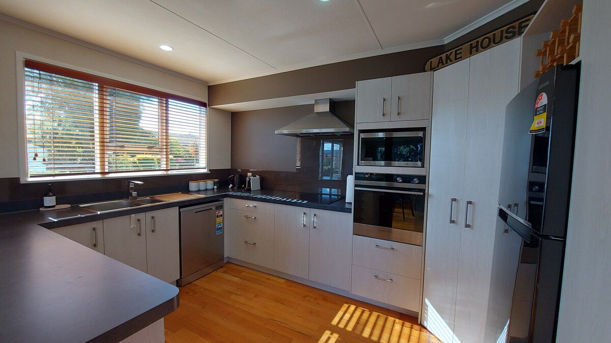 Cottage Lane - Central With Lake Views