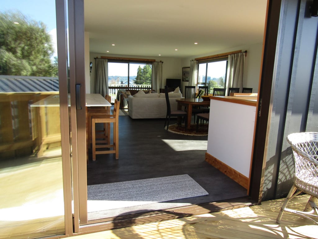 Grace Crescent - Large And Modern Family Home