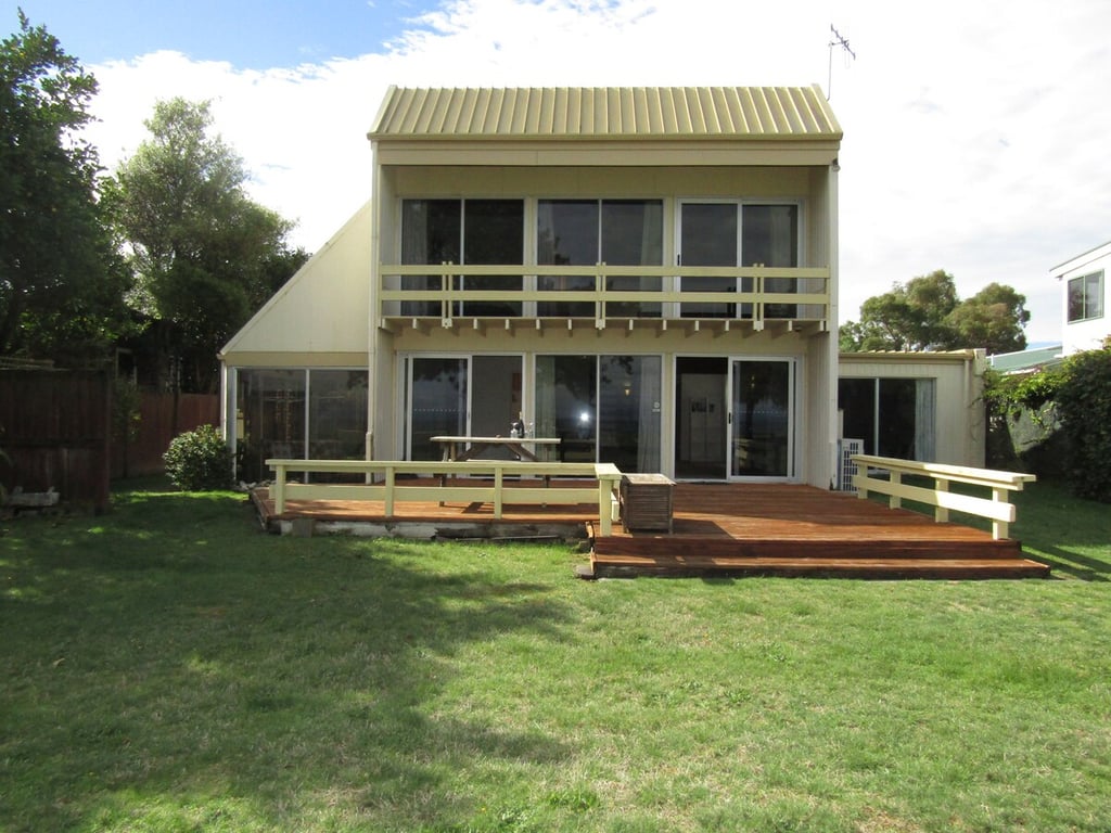 Classic Kiwi Bach By The Lake – Family Friendly In Five Mile Bay