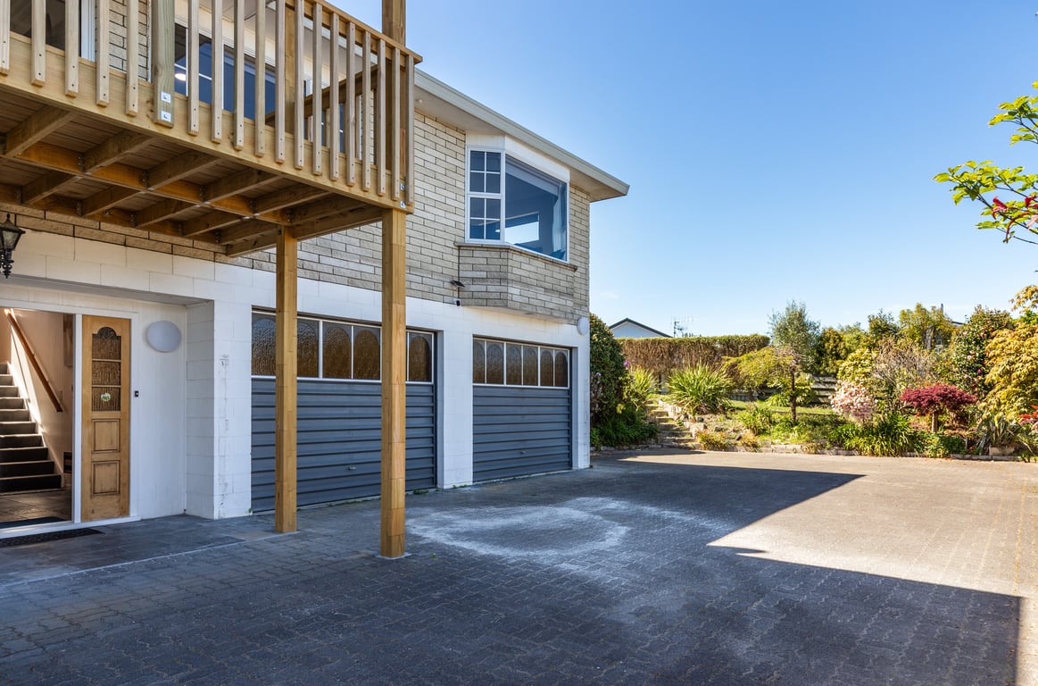 The Golders Getaway: Space for 2 families