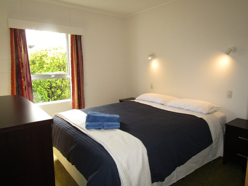 Classic Kiwi Bach By The Lake – Family Friendly In Five Mile Bay