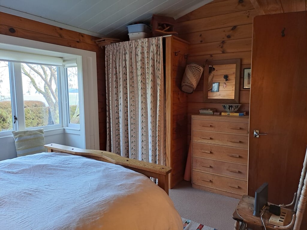 Beach Magic - Large Lakeside Home With Wi-Fi