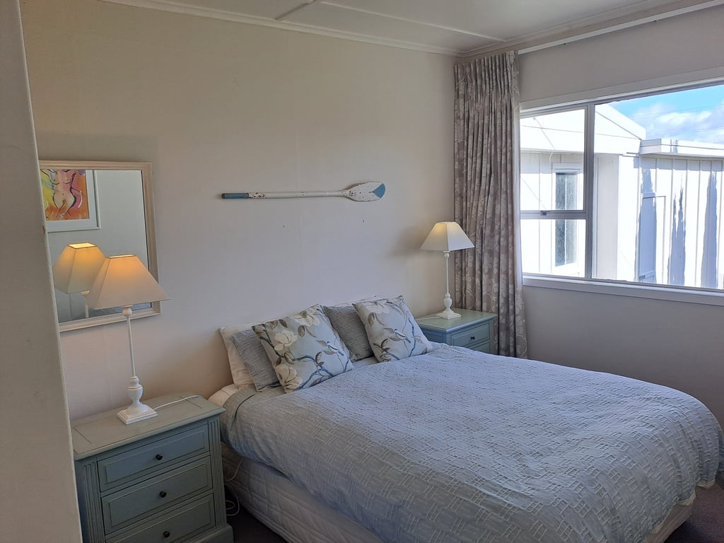 Teti Bay Bach - Great Outdoor Living And Just A Short Walk To The Lake!