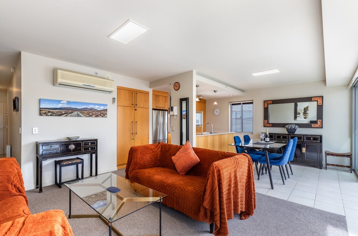 Central Stylish Apartment - Walk To Lake Shops & Cafes