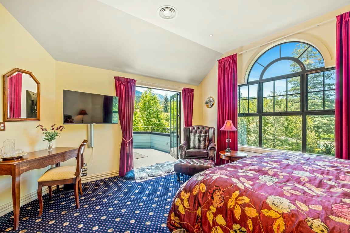 Fontainebleau Luxury Retreat