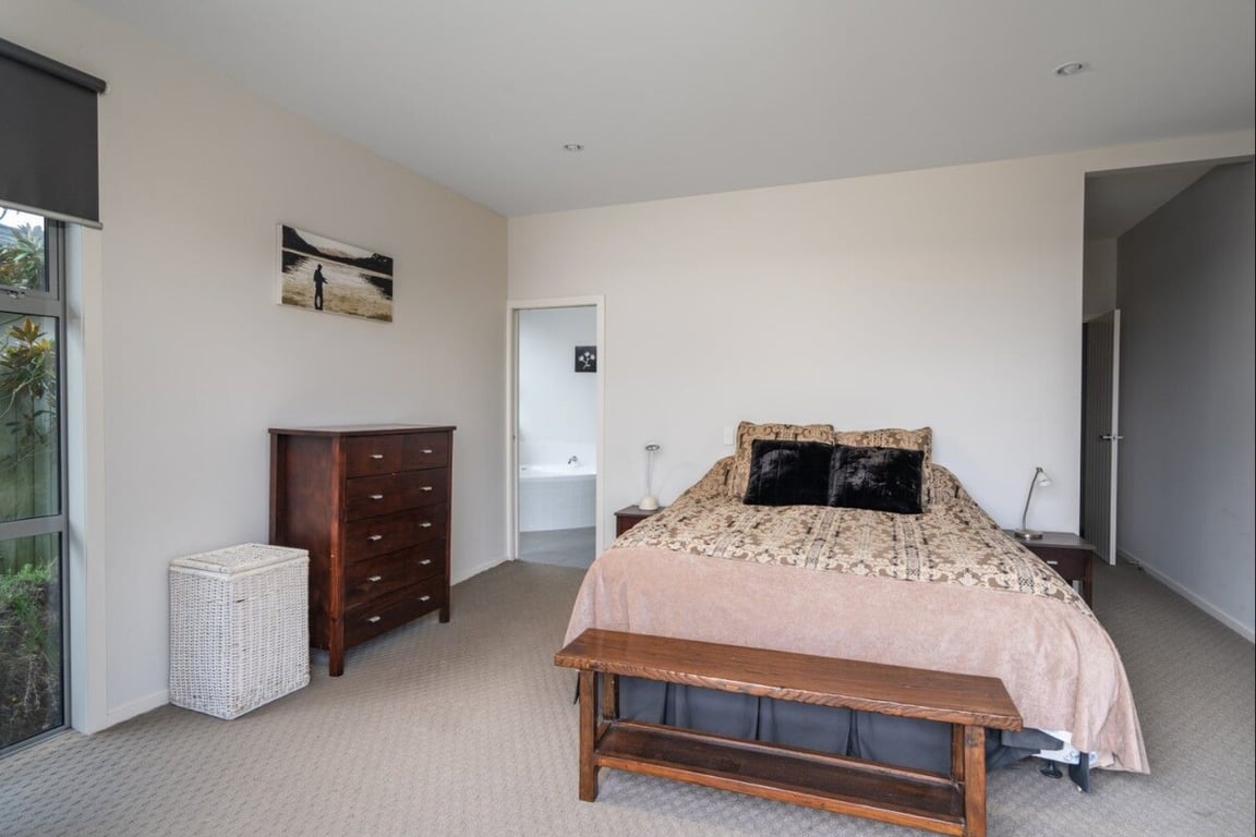 Large Modern Home Great Location & Has Wifi