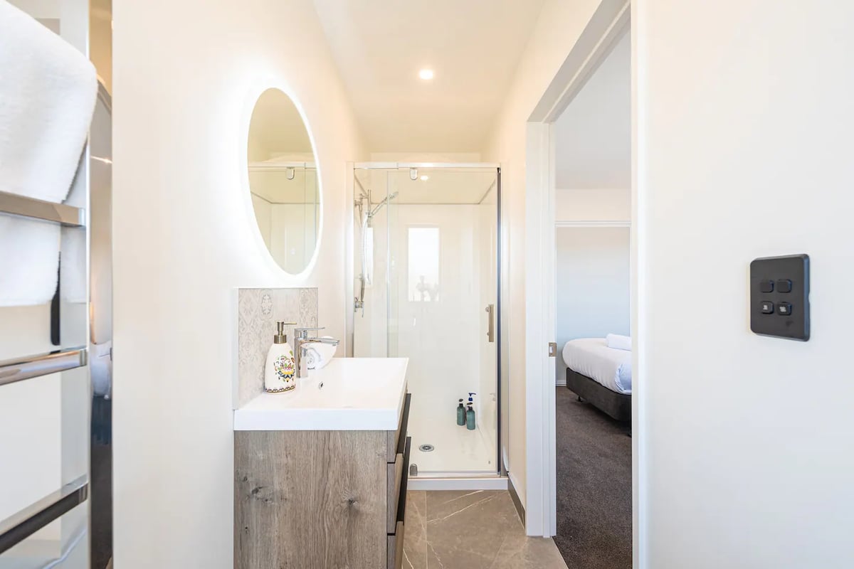 New, family friendly warm unit, free parking