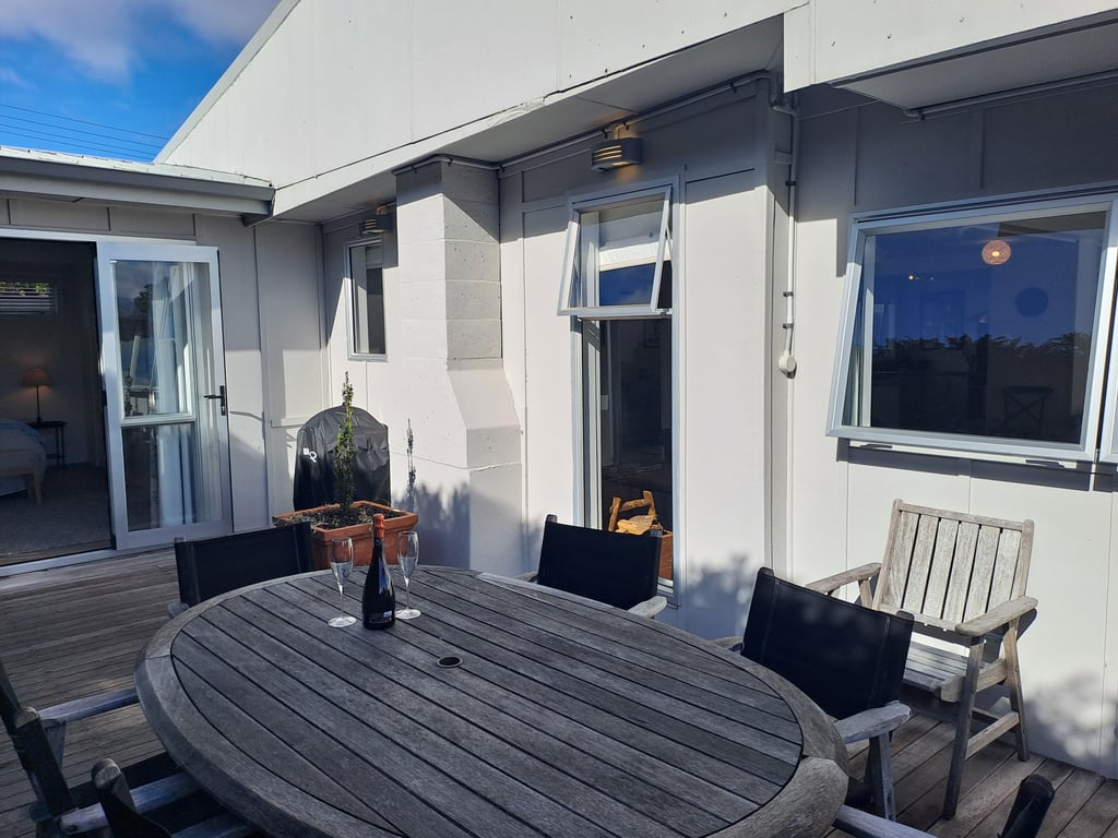 Teti Bay Bach - Great Outdoor Living And Just A Short Walk To The Lake!