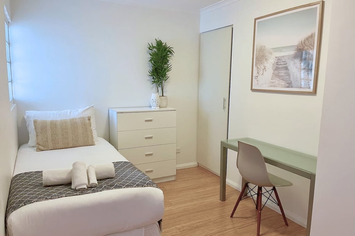 LN409 - St Leonards Comfort | Close To Shops & Transport