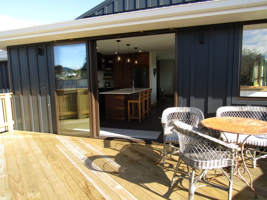 Grace Crescent - Large And Modern Family Home