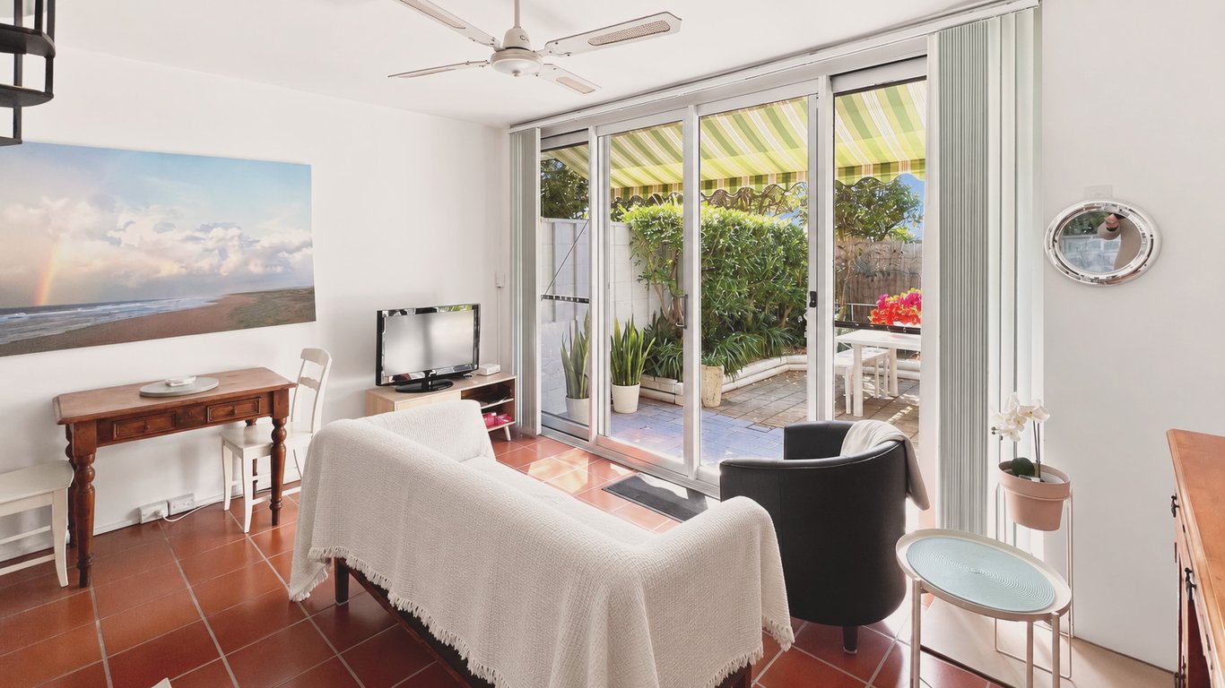 EST11 - Balmoral Breeze | Leafy 2-Bed Duplex Garden Apartment Near the Beach
