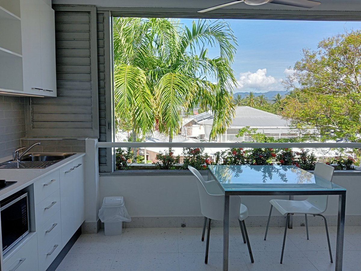 Club Studio Apartment with Macrossan St Views