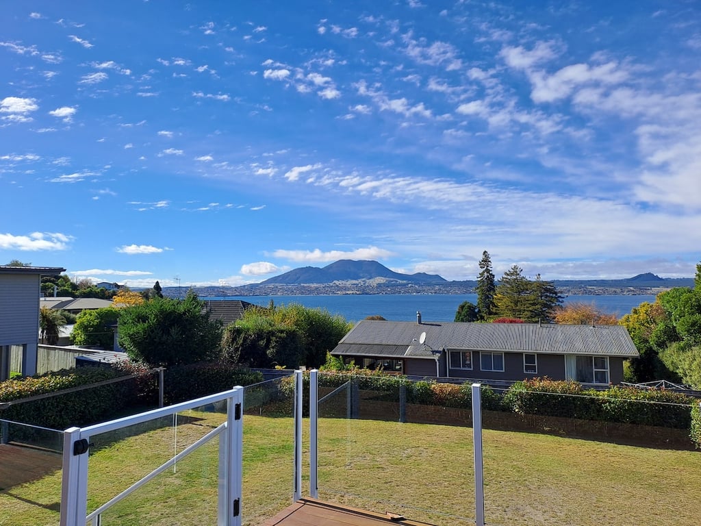 Bay Views On Isobel - Modern Home Great Location