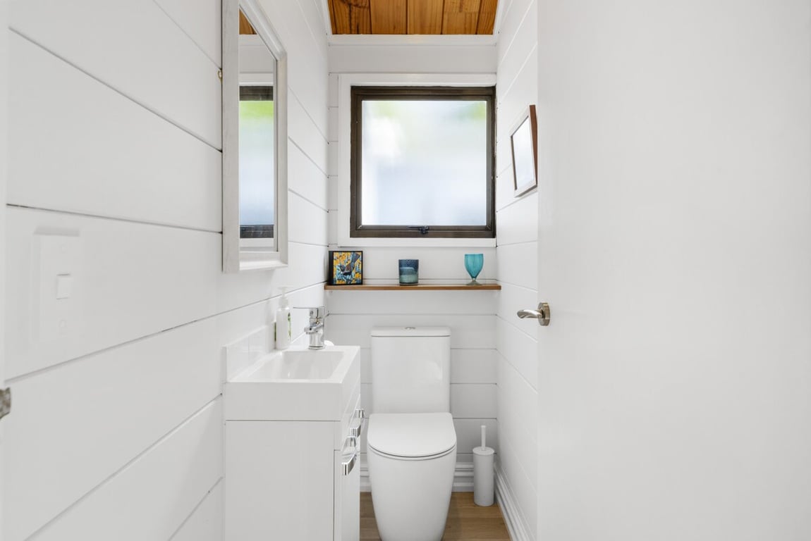 Acacia Cottage - Lake Views & Laid-Back Living