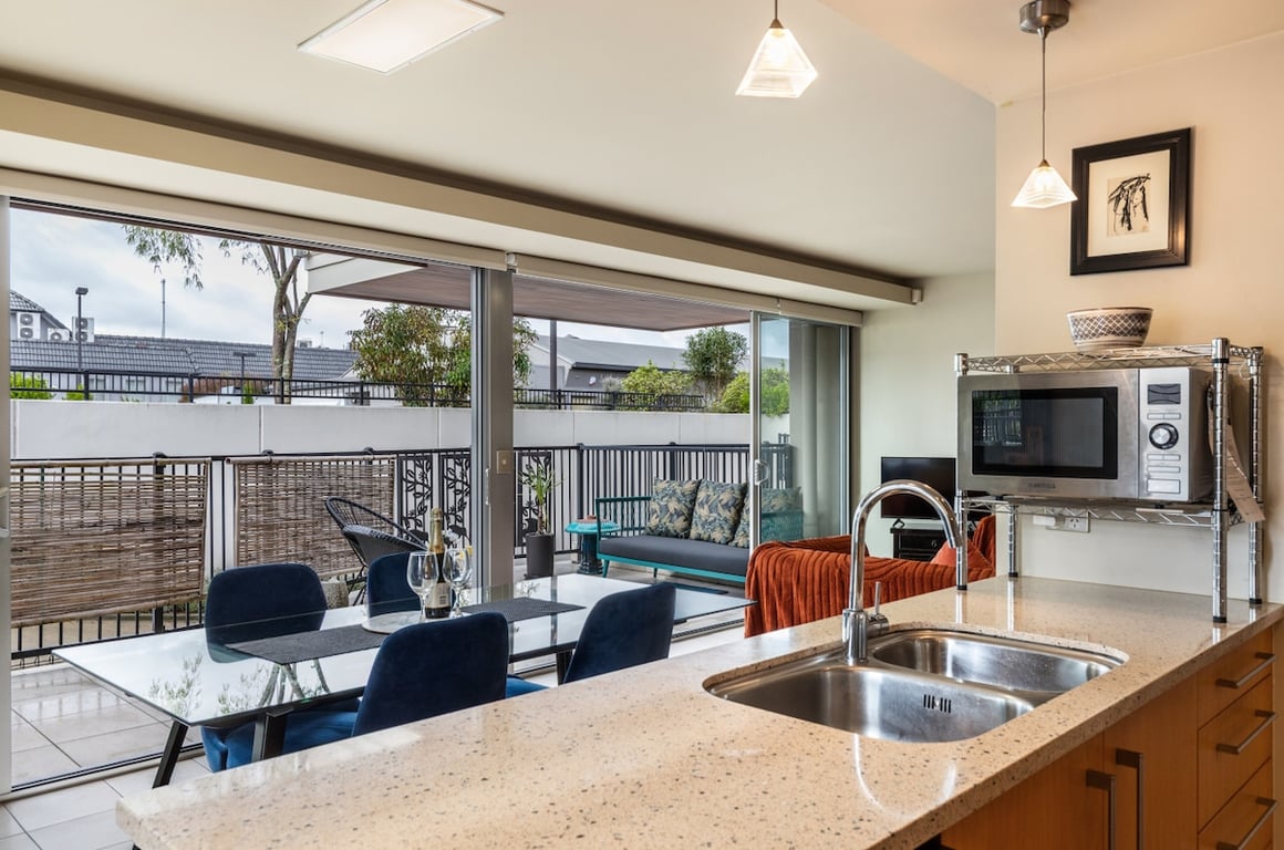 Central Stylish Apartment - Walk To Lake Shops & Cafes