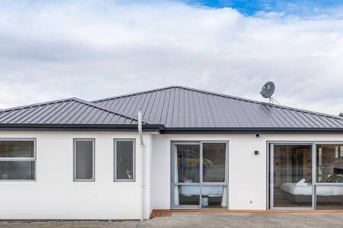 New, family friendly warm unit, mountain view