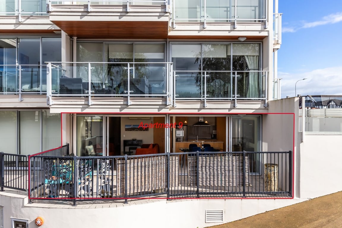Central Stylish Apartment - Walk To Lake Shops & Cafes