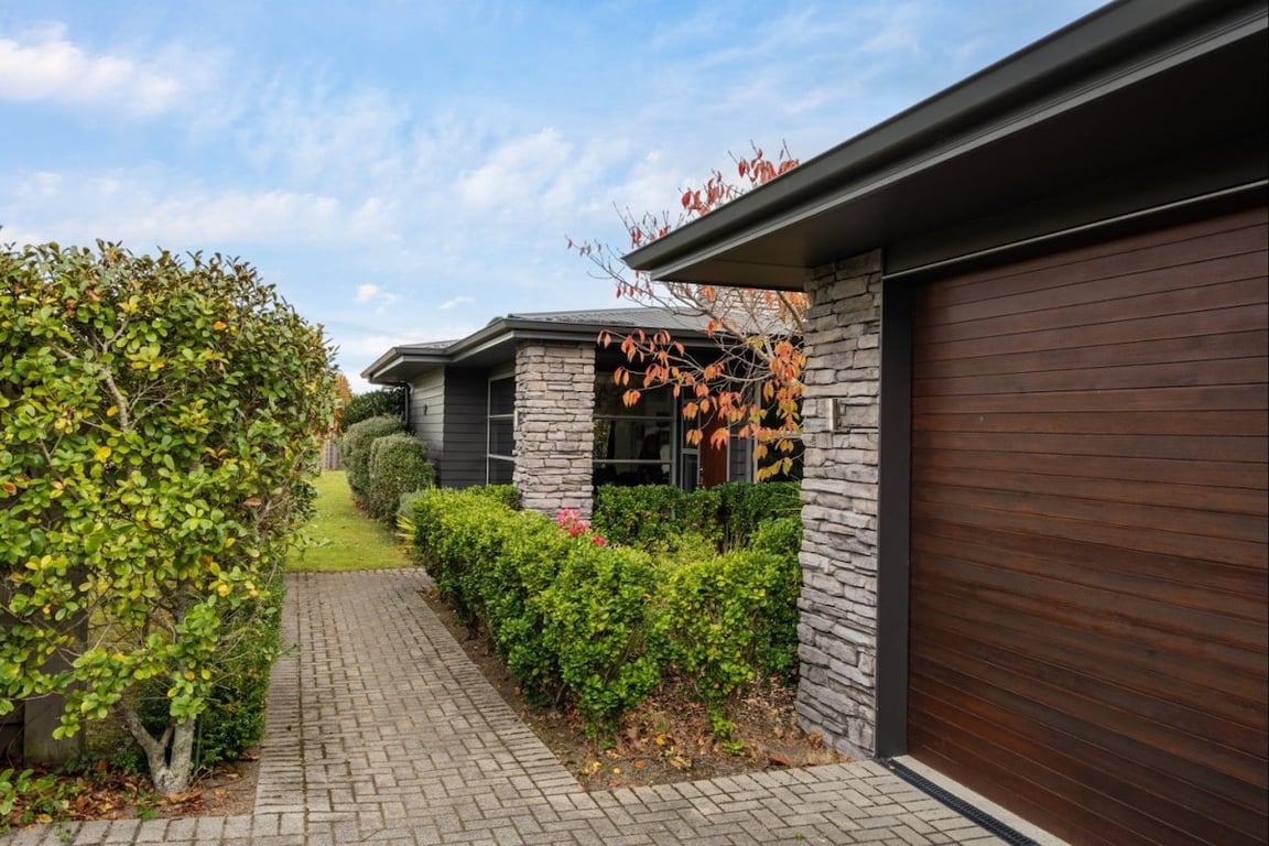 Large Modern Home Great Location & Has Wifi