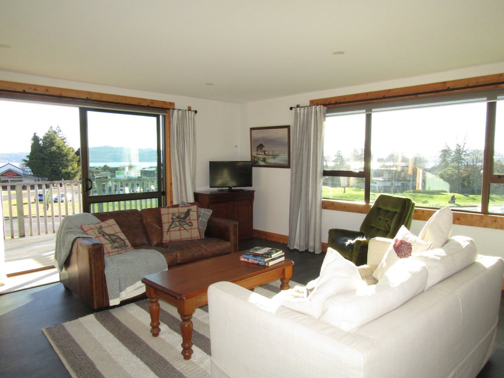 Grace Crescent - Large And Modern Family Home